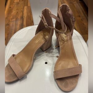 Trendy Block Heel Sandals in Tan